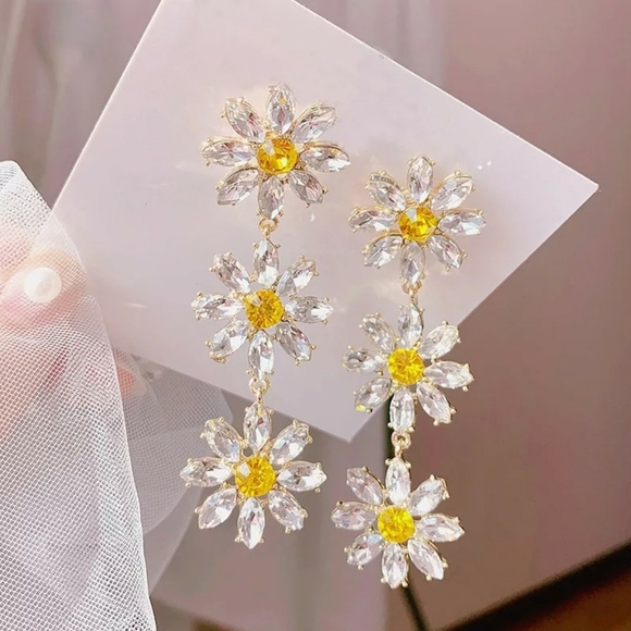 Floral earrings, birthday earrings - Picture 2 of 2